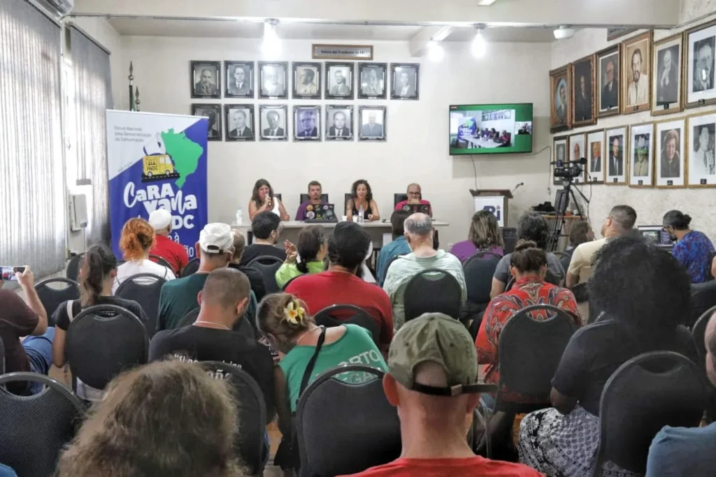 OUTRA COMUNICAÇÃO - Caravana do FNDC inicia por Porto Alegre com críticas ao monopólio da mídia e das big techs